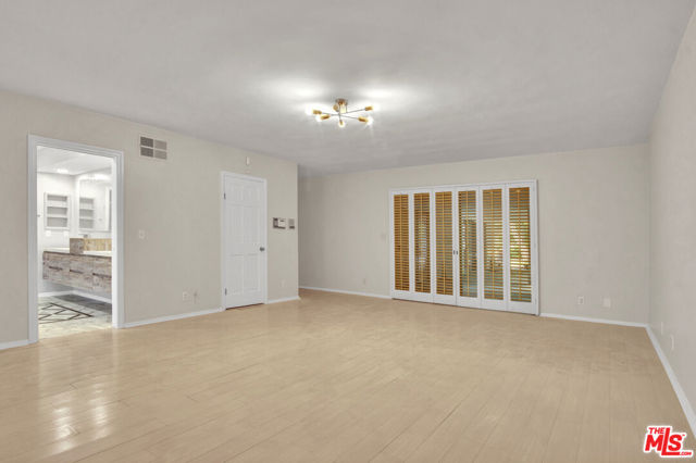 11410 Canton Drive, Studio City CA: https://media.crmls.org/mediaz/1ab78661-39ae-49e2-ad51-2bddacab0111.jpg