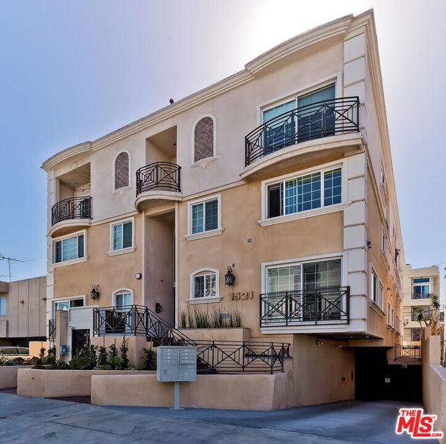 1521 S HAYWORTH Avenue, Los Angeles CA: https://media.crmls.org/mediaz/1ab80cad-1c9f-453e-83bf-efde5b744d75.jpg