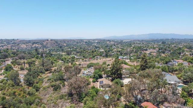 3096 Coral Tree Lane, Fallbrook CA: https://media.crmls.org/mediaz/1ab835af-bdea-44cb-b53e-f986cc7b50b5.jpg