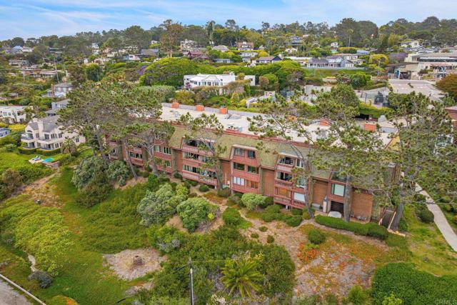 1562 Camino Del Mar, Del Mar CA: https://media.crmls.org/mediaz/1ab8518d-ea11-42a2-aadf-d947a5ee12db.jpg