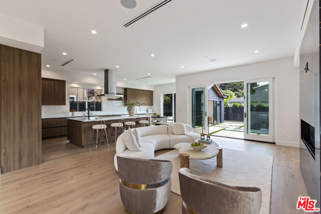 908 Rosecrans Avenue, Manhattan Beach CA: https://media.crmls.org/mediaz/1ab8cb6e-1664-47c9-8775-bff0339a9bec.jpg