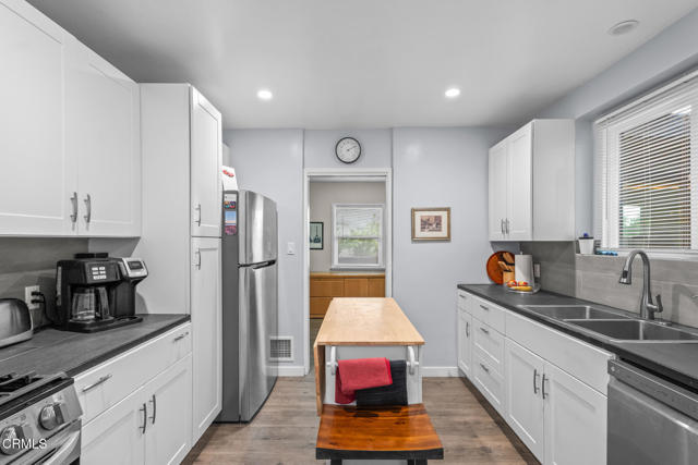 1818 New York Drive, Altadena CA: https://media.crmls.org/mediaz/1ab9c58d-d475-4fdd-8add-05bf64890449.jpg