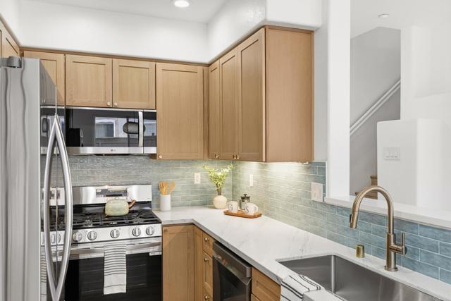 Detail Gallery Image 9 of 23 For 6415 Terraza Portico, Carlsbad,  CA 92009 - 3 Beds | 2/1 Baths