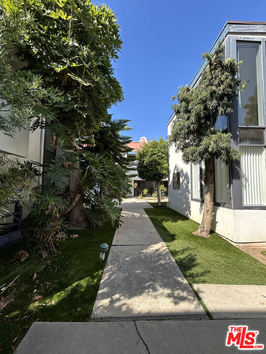 https://media.crmls.org/mediaz/1abaaaa6-bee0-46bc-8180-c22d929c9166.jpg?preset=X-Large