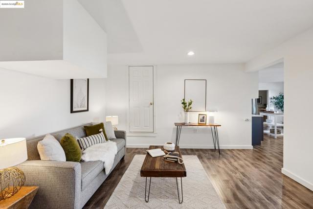 5920 Ascot Dr, Oakland CA: https://media.crmls.org/mediaz/1abaad72-ab2a-45e9-b51e-c3379a926b50.jpg