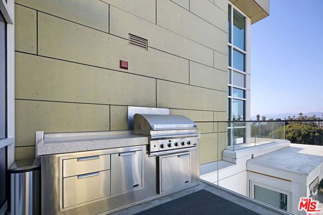 1705 Ocean Avenue, Santa Monica CA: https://media.crmls.org/mediaz/1abaf7d2-0b45-4250-8b28-8c55abeb075a.jpg