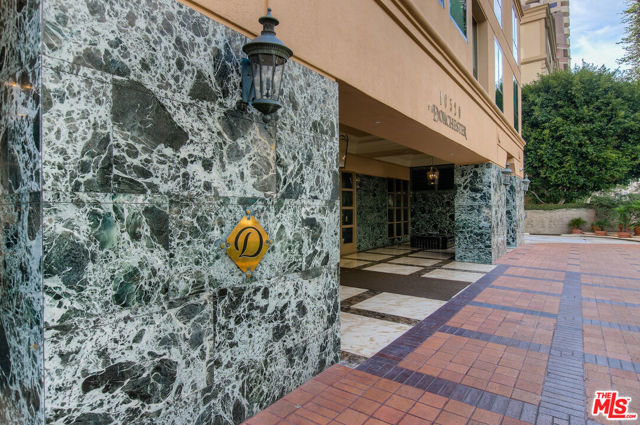 10520 Wilshire Boulevard, Los Angeles CA: https://media.crmls.org/mediaz/1abb3fa4-9aac-45ab-8974-00a06a0b7036.jpg