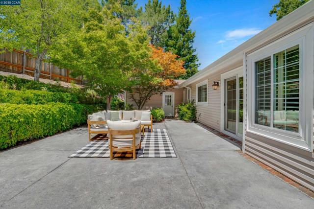 2345 San Miguel Dr, Walnut Creek CA: https://media.crmls.org/mediaz/1abc3b91-1a1c-45b8-bc5f-c3b5221db6c9.jpg