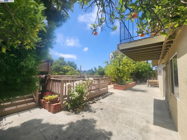 25660 Paul Ct, Hayward CA: https://media.crmls.org/mediaz/1abc5e65-9526-4d66-ac2a-7578a233e2e3.jpg