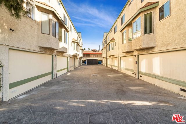 7550 Zombar Avenue, Van Nuys CA: https://media.crmls.org/mediaz/1abda592-1bea-4a39-91b2-3ffe756faf81.jpg