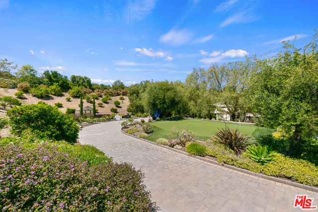 13418 Nightsky Drive, Camarillo CA: https://media.crmls.org/mediaz/1abde303-2b07-45ea-a5db-49cd712eee2e.jpg