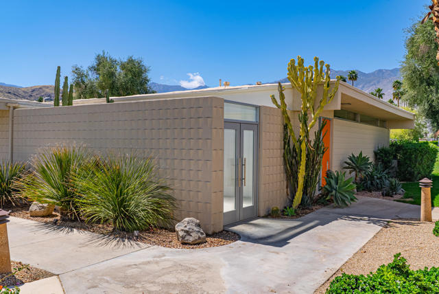 26 Lakeview Circle, Palm Springs CA: https://media.crmls.org/mediaz/1abe419e-08cf-47a2-b9e4-d9ebb62555ec.jpg