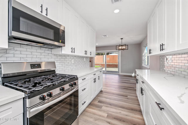 1088 Durkin Street, Camarillo CA: https://media.crmls.org/mediaz/1abfd833-9d21-47f3-80e1-28babf4e34f5.jpg