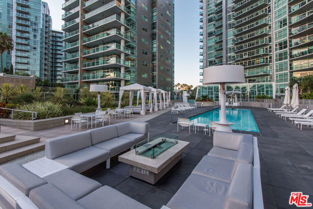 13600 Marina Pointe Drive, Marina del Rey CA: https://media.crmls.org/mediaz/1ac0d5e6-3dc2-4146-9482-49da260cfcb1.jpg