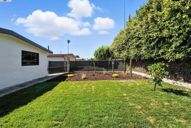 36686 Charles St, Newark CA: https://media.crmls.org/mediaz/1ac17c43-7388-4ab2-ba3d-1dc5d4c11730.jpg