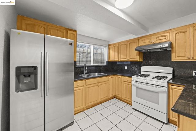 1311 87Th Ave, Oakland CA: https://media.crmls.org/mediaz/1ac244c0-1fef-4ed7-8729-90f2077908d9.jpg