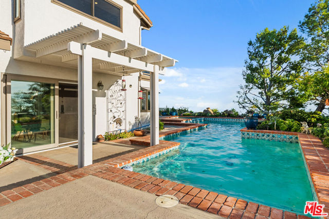 23255 W Paloma Blanca Drive, Malibu CA: https://media.crmls.org/mediaz/1ac2f6bf-e586-490e-9088-28768e8474b0.jpg