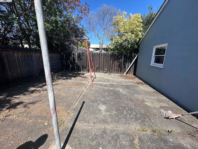 574 Juana Ave, San Leandro CA: https://media.crmls.org/mediaz/1ac3ebc9-674c-4427-ad5b-fe1b7b74112e.jpg