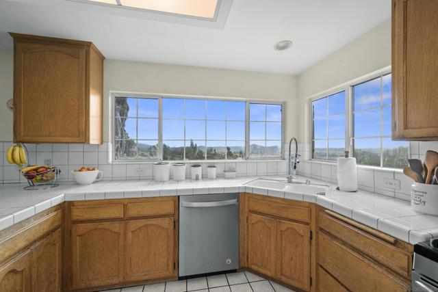 8016 Sterling Dr, El Cajon CA: https://media.crmls.org/mediaz/1ac516d5-7f49-40d9-b728-942be1626d7d.jpg