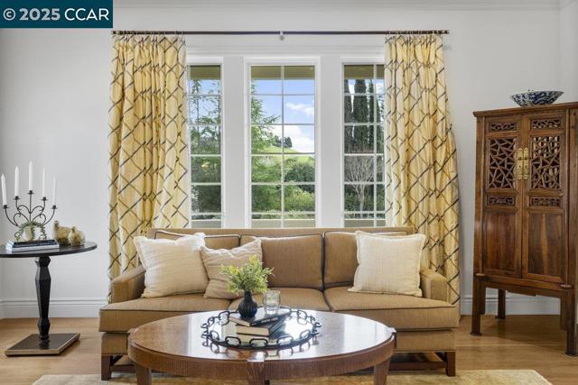21 Meadow Lake Dr, Danville CA: https://media.crmls.org/mediaz/1ac6757a-9467-4365-8d47-9ab93b5135c4.jpg