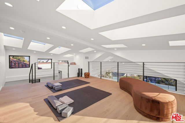 2530 Beverley Avenue, Santa Monica CA: https://media.crmls.org/mediaz/1ac69a9b-ae03-40f8-a1c9-2fc01c246664.jpg