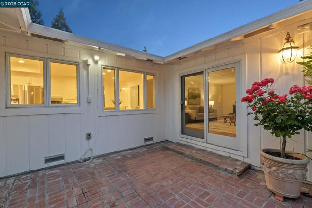 120 Heritage Oaks Pl, Alamo CA: https://media.crmls.org/mediaz/1ac6cc44-3078-423c-b06c-f49bb0d1d20b.jpg