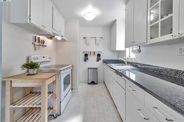 3877 Howe St, Oakland CA: https://media.crmls.org/mediaz/1ac85255-a6f4-4b4a-bb11-ed67d257434d.jpg