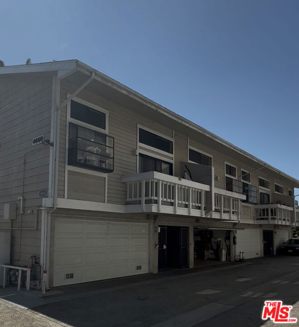 4660 Don Lorenzo Drive, Los Angeles CA: https://media.crmls.org/mediaz/1ac93259-34a4-4335-a84c-44a2b02a4a13.jpg