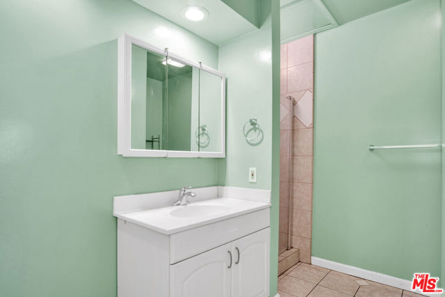 7275 Fountain Avenue, Los Angeles CA: https://media.crmls.org/mediaz/1ac9422e-da75-4ca0-87c4-60e14296dab2.jpg