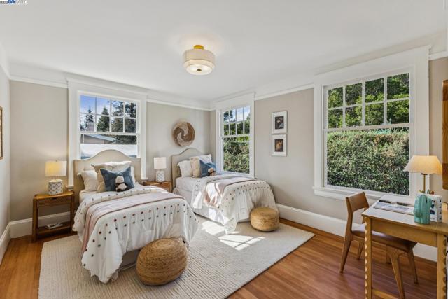 5811 Romany, Oakland CA: https://media.crmls.org/mediaz/1ac955b5-c943-451a-a873-d49ea47b3380.jpg