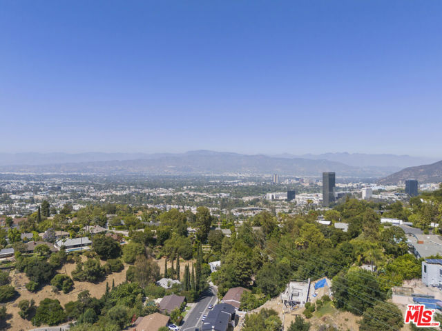 11268 Dona Lola Drive, Studio City CA: https://media.crmls.org/mediaz/1aca0c1c-b110-443f-b557-a64a6ef6a3b3.jpg
