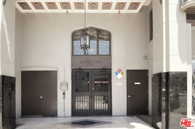 315 E 8th Street, Los Angeles CA: https://media.crmls.org/mediaz/1aca7791-0e48-48e1-a75c-e722fe4ff7ae.jpg
