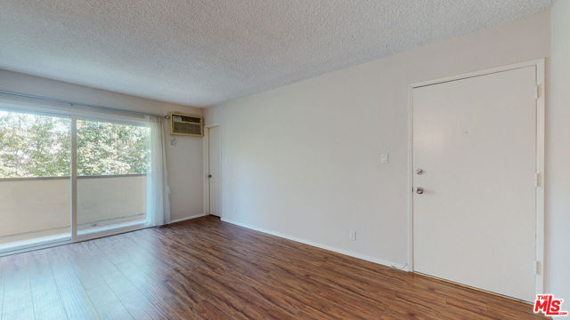 1833 Manning Avenue, Los Angeles CA: https://media.crmls.org/mediaz/1acb2bb9-7511-4d81-934f-7fe9fae18707.jpg