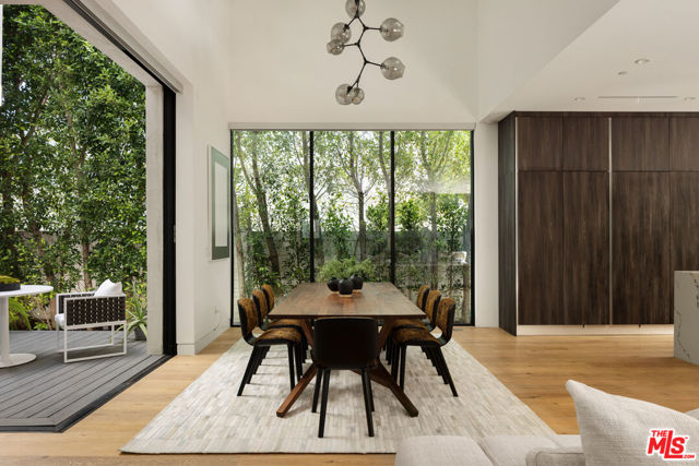 105 S Laurel Avenue, Los Angeles CA: https://media.crmls.org/mediaz/1acb8e9a-5238-4340-a29f-183a3474416a.jpg