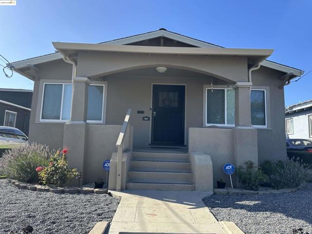 1937 87th Avenue, Oakland CA: https://media.crmls.org/mediaz/1acca57e-dbaa-41ff-b4b2-26cc069672b5.jpg