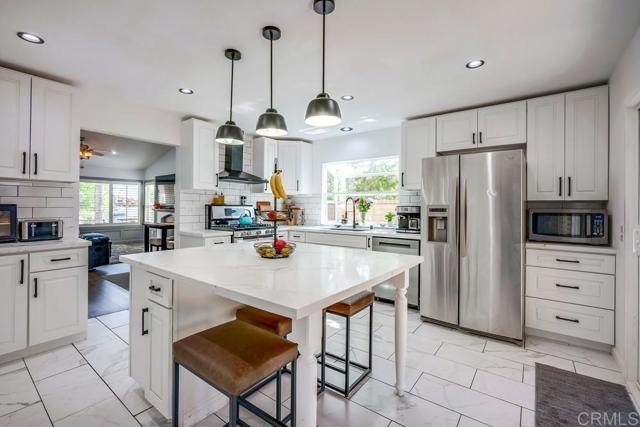 39685 ALMANSA, Murrieta CA: https://media.crmls.org/mediaz/1accb4f2-59cb-49da-876c-72bca7997d1b.jpg