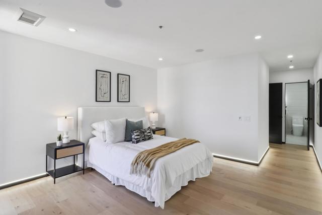 700 Front St, San Diego CA: https://media.crmls.org/mediaz/1acdb7ac-dae5-4105-b125-ac3413a49766.jpg