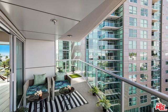 13600 Marina Pointe Drive, Marina del Rey CA: https://media.crmls.org/mediaz/1ace6d2f-05b1-4940-9037-7c78f1231a02.jpg