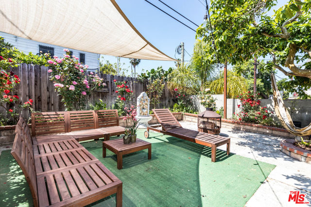 4504 Maplewood Avenue, Los Angeles CA: https://media.crmls.org/mediaz/1acebf09-7177-4f1e-ac58-bf41195312f0.jpg