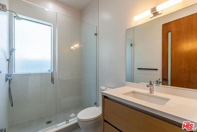 458 S Sycamore Avenue, Los Angeles CA: https://media.crmls.org/mediaz/1acff833-46ff-420f-a395-fc00ebdc7022.jpg