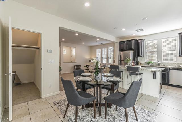 2024 Honey Church Pl, Roseville CA: https://media.crmls.org/mediaz/1ad01090-69d0-4b9d-86e6-f9957bf5da1b.jpg