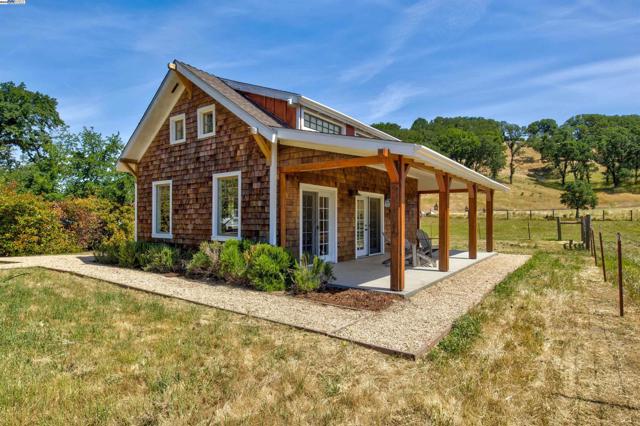 2051 Dollarhide Rd,  CA: https://media.crmls.org/mediaz/1ad01fae-0b0d-4d38-a9a3-61d0a3115967.jpg