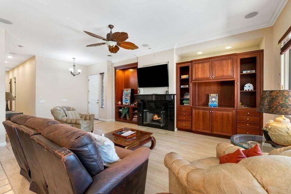 https://media.crmls.org/mediaz/1ad02165-1464-4729-94b9-5642ea5ef64c.jpg?preset=X-Large