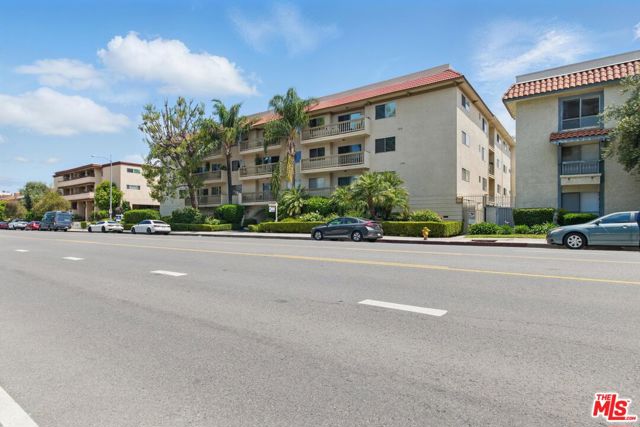 5400 Lindley Avenue, Encino CA: https://media.crmls.org/mediaz/1ad0c84f-673a-4177-8550-3c643dc0c739.jpg