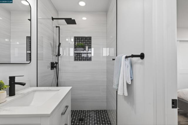 1264 Belfair Dr, Pinole CA: https://media.crmls.org/mediaz/1ad1667a-9851-40d4-a0ca-fb16a6376f44.jpg