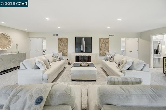 2900 Tice Creek Dr, Walnut Creek CA: https://media.crmls.org/mediaz/1ad2523f-c371-4069-8805-b1cd66ffefac.jpg