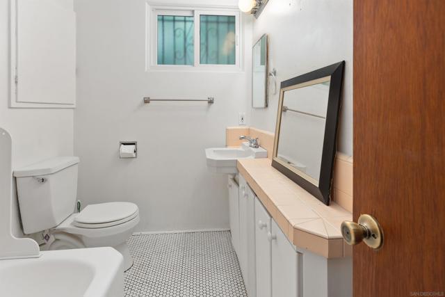 415 W Nutmeg St, San Diego CA: https://media.crmls.org/mediaz/1ad27ceb-320c-4dfb-9bc2-f3ef43d011f8.jpg