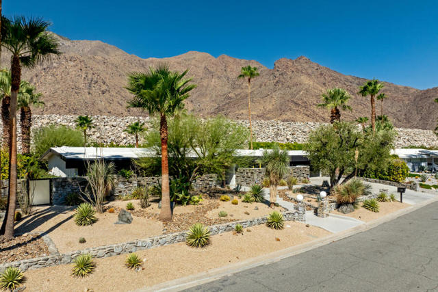 783 N Rose Avenue, Palm Springs CA: https://media.crmls.org/mediaz/1ad29533-f778-4630-a51d-fdc3f93f7d05.jpg