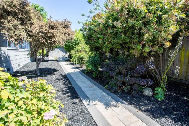 524 8th Avenue, Menlo Park CA: https://media.crmls.org/mediaz/1ad2a257-96ba-42c9-96e8-287e29e956ec.jpg