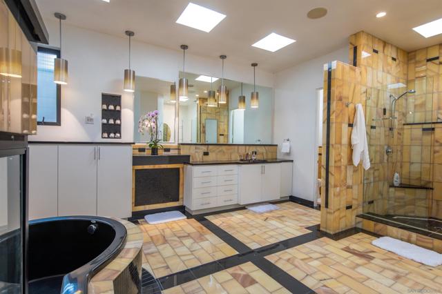 3515 Union St, San Diego CA: https://media.crmls.org/mediaz/1ad37996-34d0-47bd-a268-021d961fee3e.jpg